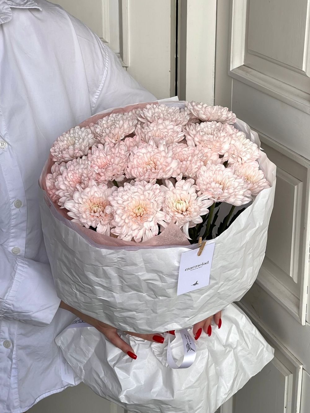 Авторский букет из хризантемы в персиковом оттенке