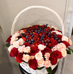Корзина с розами и ягодами большая