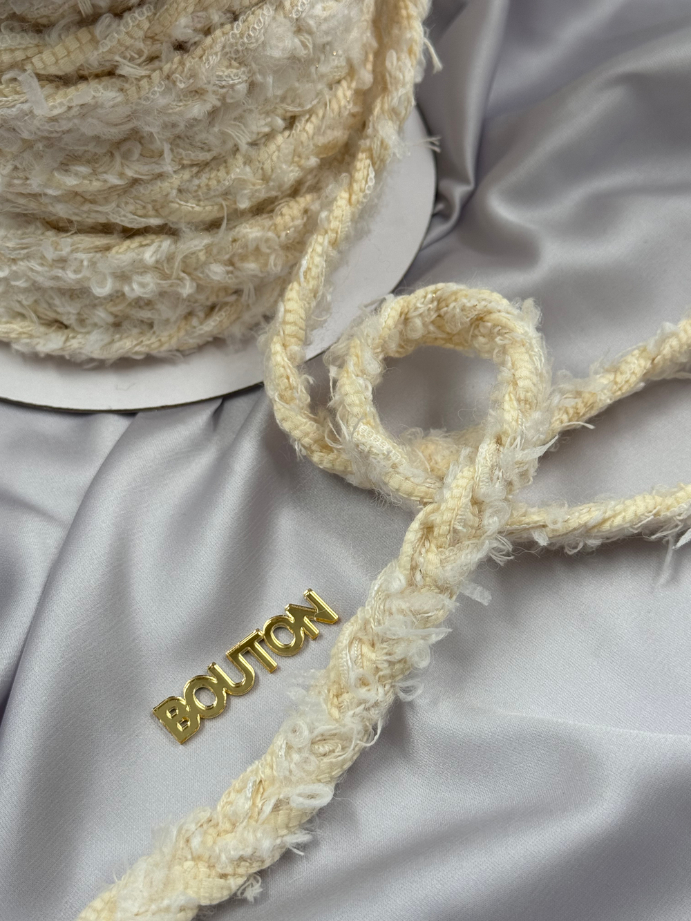 Тесьма плетеная бежевая (молочная) "Косичка"