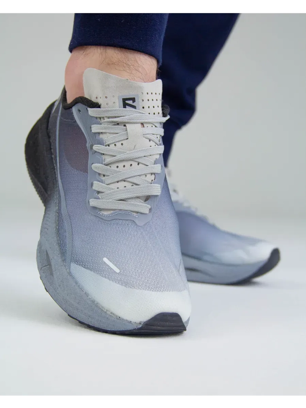 Беговые кроссовки тканевые с двойной амортизацией