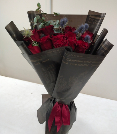 Букет бордовых роз с эрингиумом