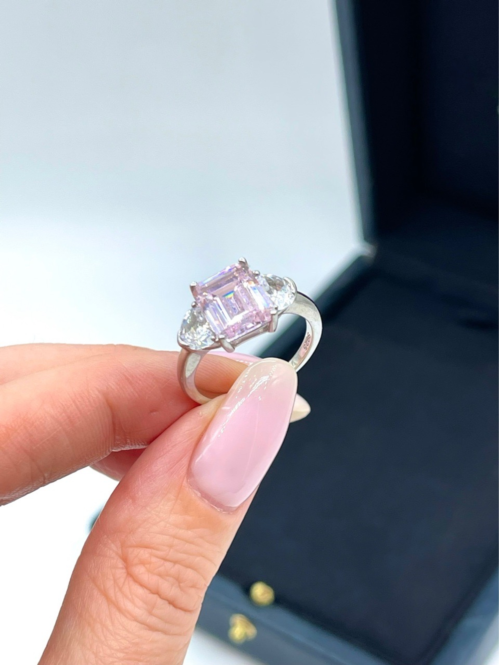 Серебряное кольцо с багетным фианитом розовое