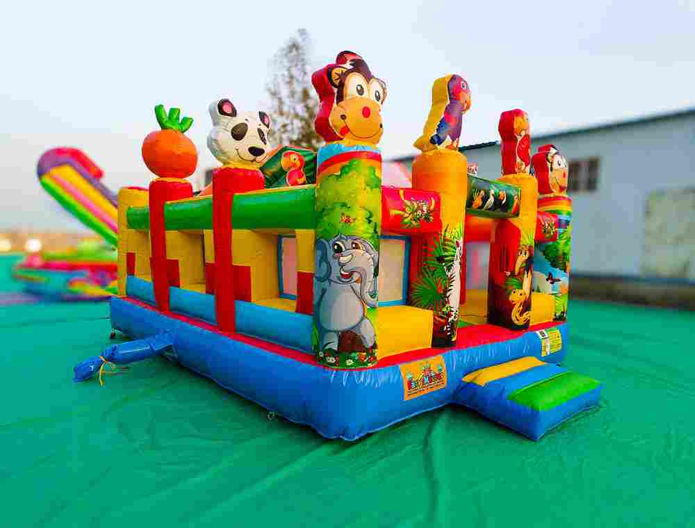 Коммерческий надувной батут «Попугайчики 2» с горкой, 5*4*2,8 м