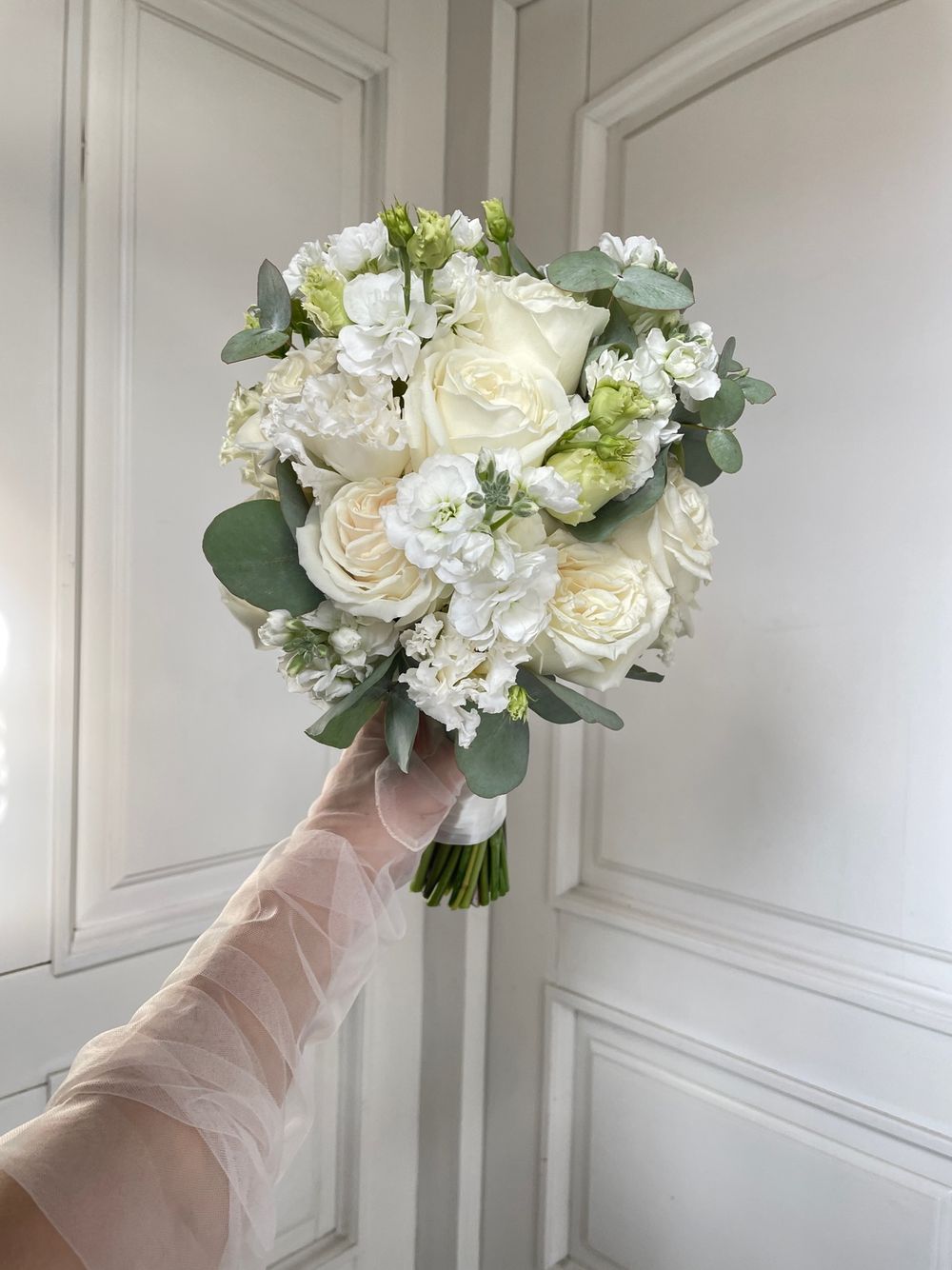 Свадебный букет из лизиантуса, эвкалипта, одноголовых роз и маттиолы