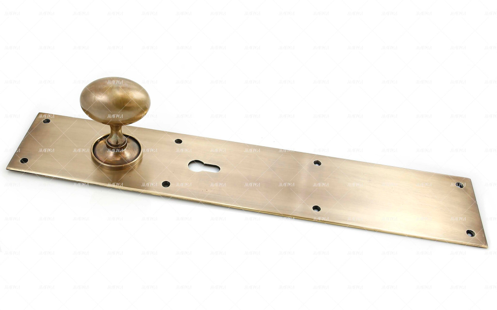 Ручка кноб на большой латунной пластине дверная