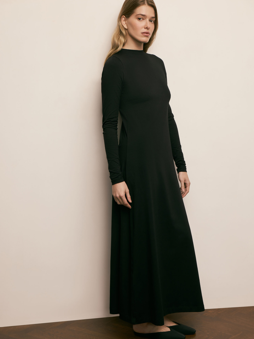 Минималистичное черное длинное платье с длинным рукавом Pure Elegance