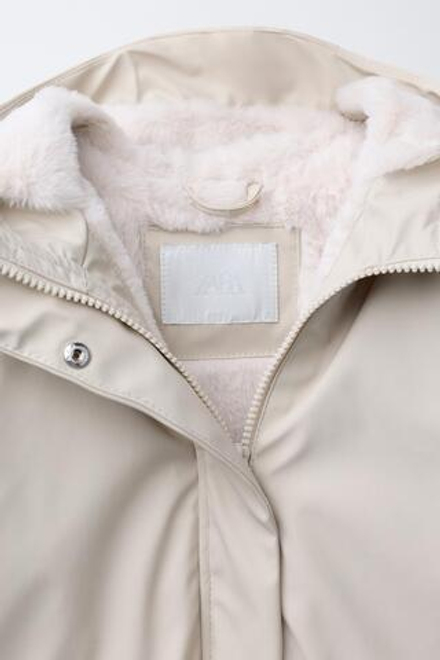 ZARA ПРОРЕЗИНЕННАЯ КУРТКА WATER REPELLENT С ЭФФЕКТОМ МЕХА, ЭКРЮ