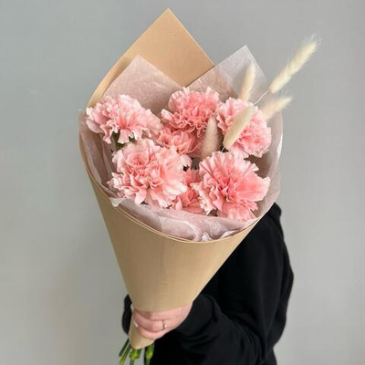 Букет из диантусов и лагуруса в оформлении