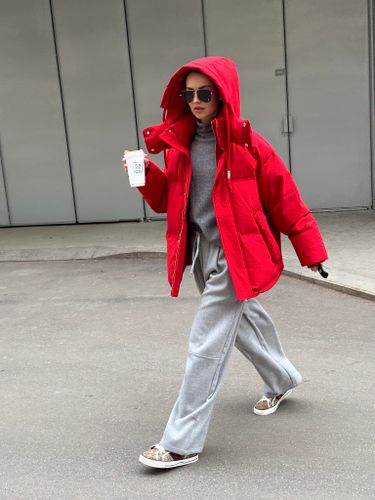 Объемный пуховик красного цвета с капюшоном