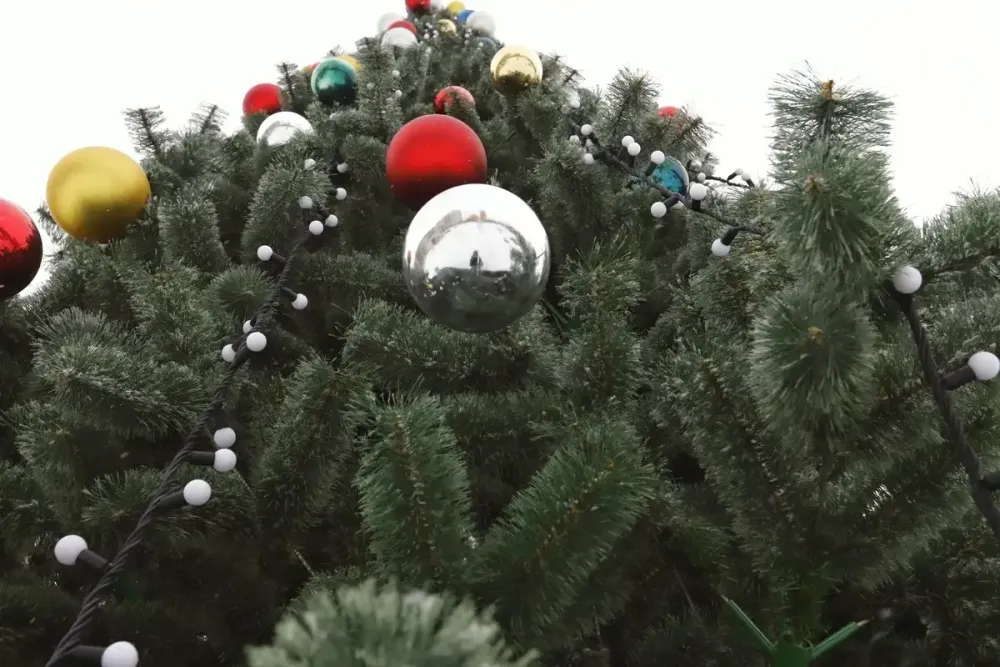 уличная гирлянда с шариками