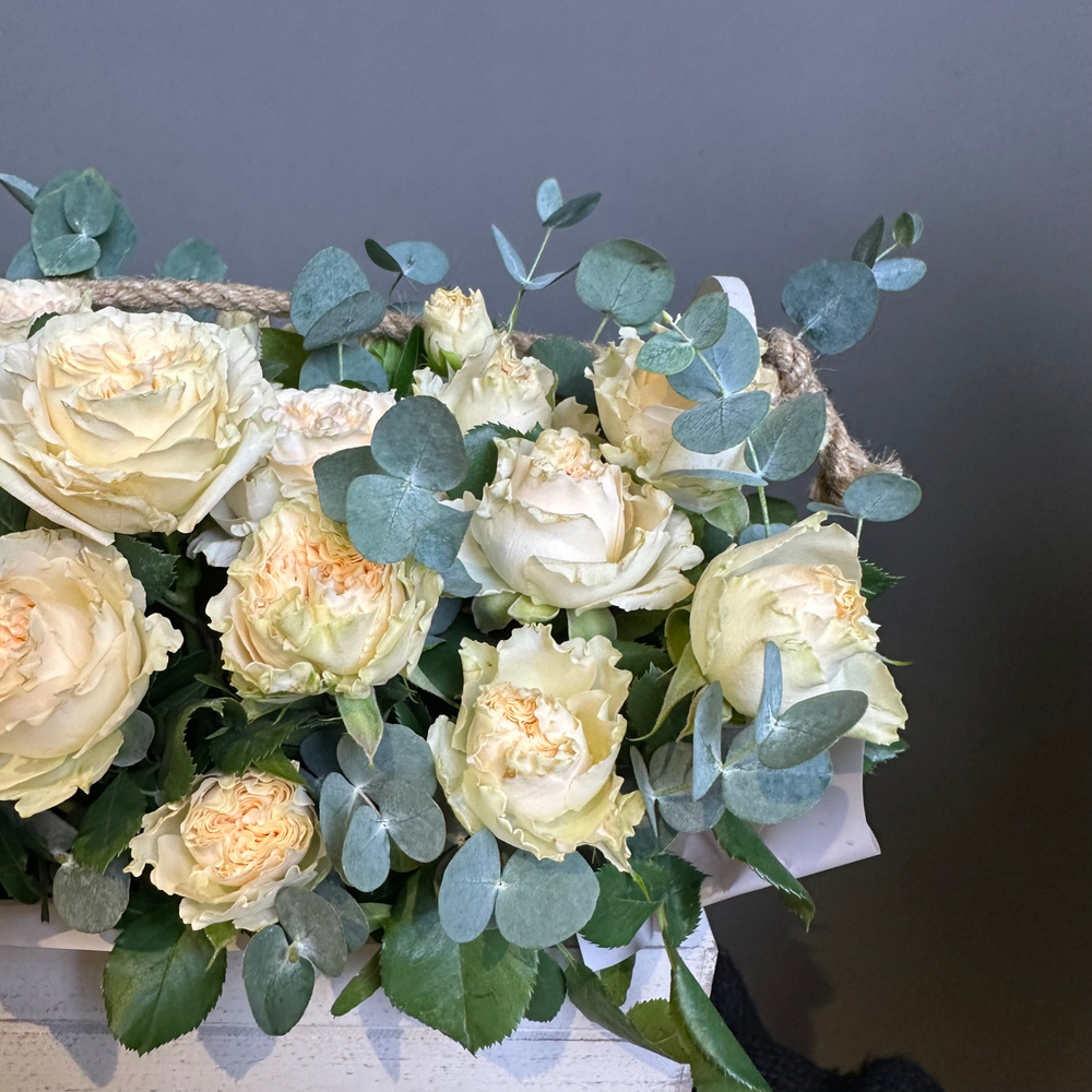 Композиция "Саммер М"(кустовая роза ,эвкалипт)