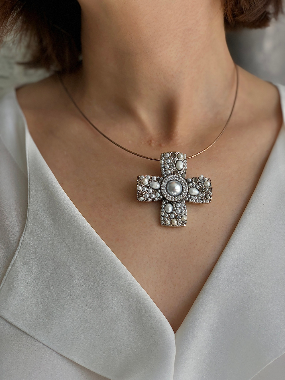 Брошь-подвеска крест с кристаллами и речным жемчугом, цвет бронза