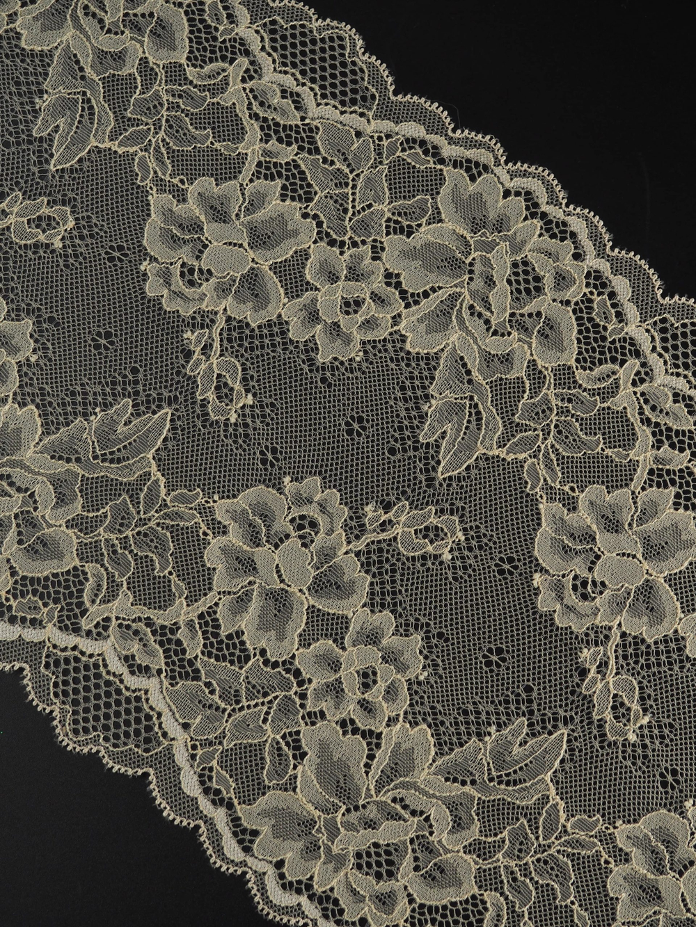 Эластичное кружево бежевая по Лауме ширина 22 см