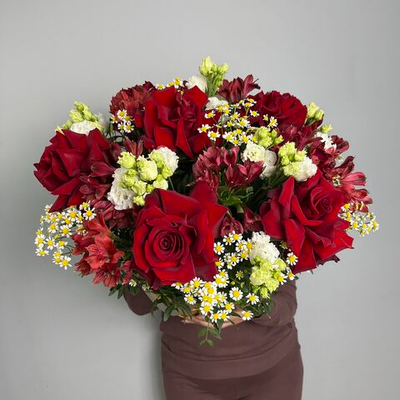 Корзина с розами и ромашкой "Красный бархат"(7 роз,альстромерия, ромашка, эустома ,зелень )