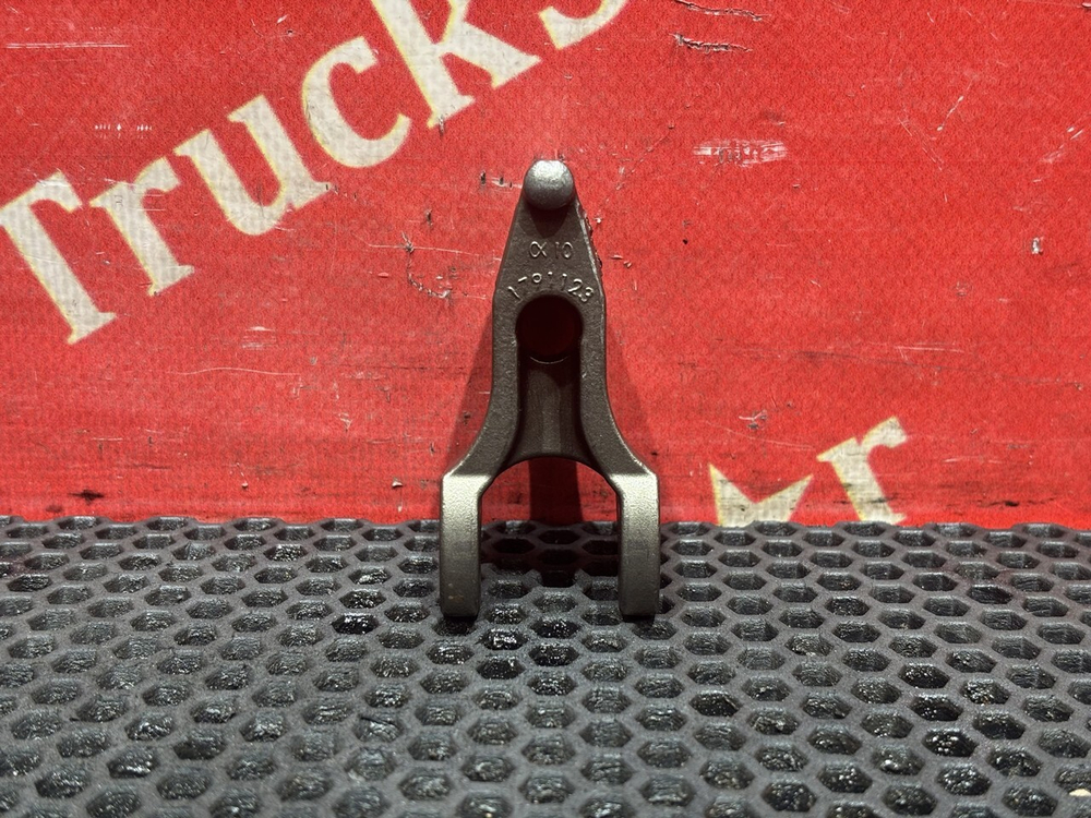 Кронштейн форсунки двигателя 2019 г.