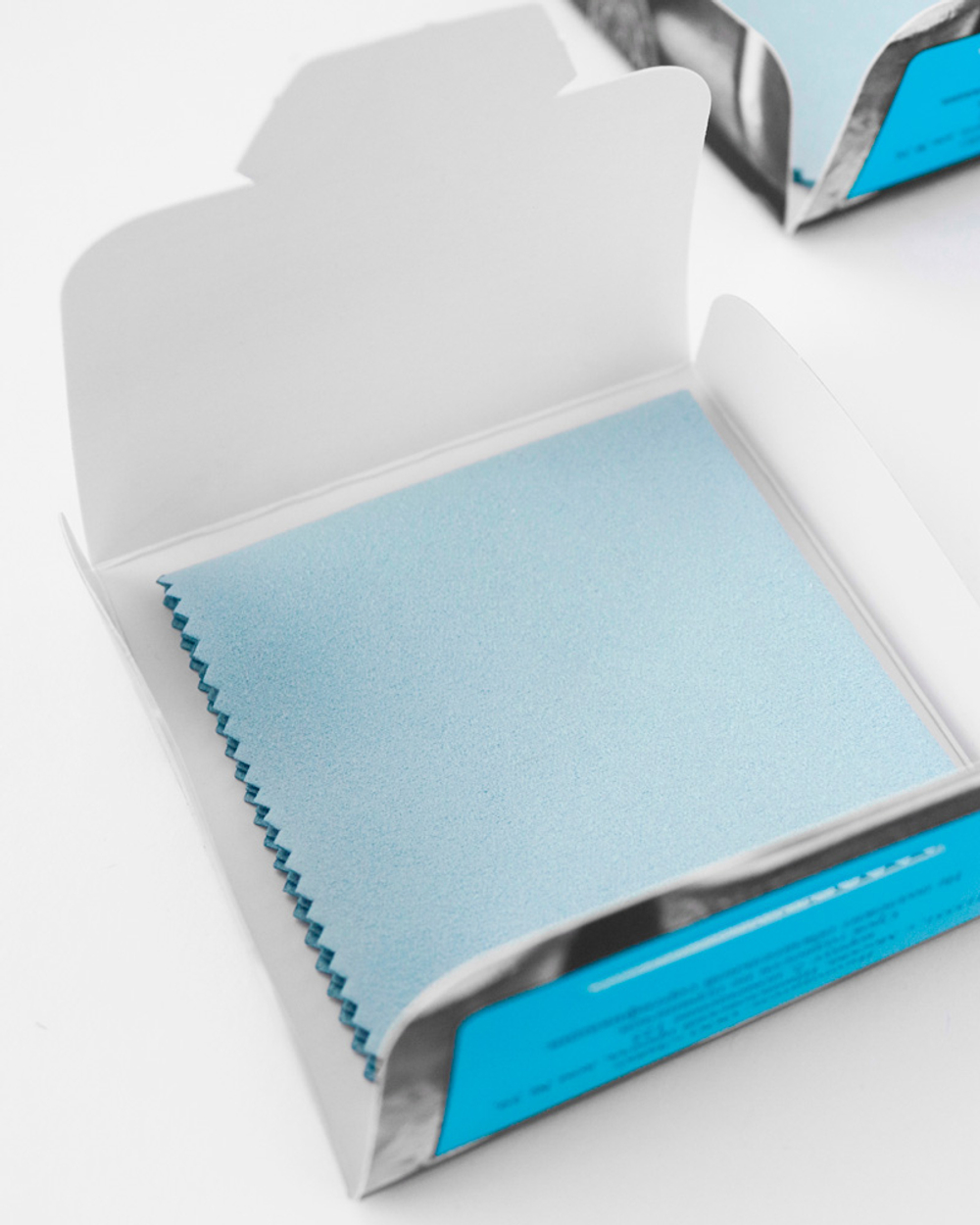 Салфетка «UNO» для придания блеска серебряным украшениям.