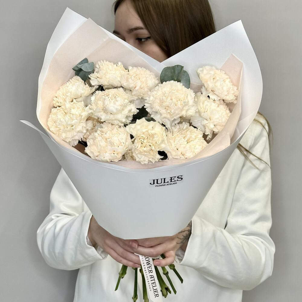 «Молочное облако» букет из кремовых диантусов с эвкалиптом