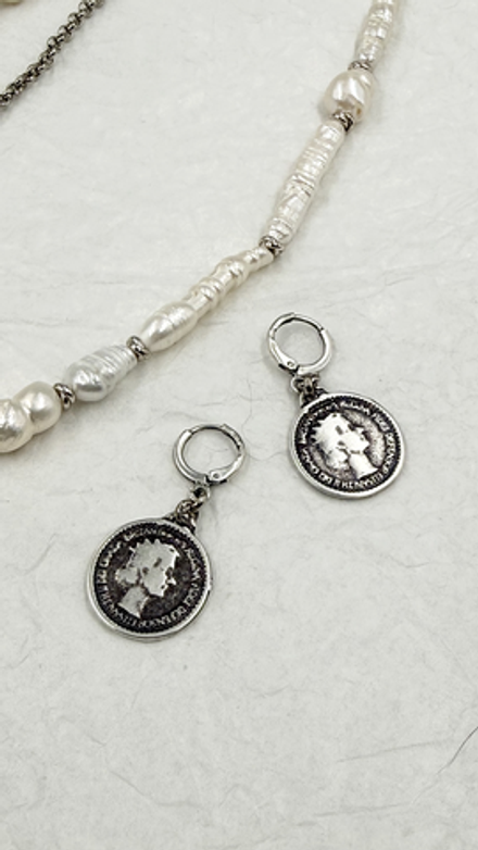 Серьги монеты с профилем Елизаветы II, замок левербек, оттенок черненое серебро