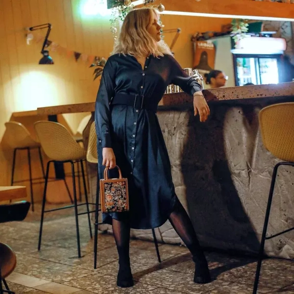 Утонченное , интересное платье Stella в темно-синем цвете, с ремнём ,на пуговицах .Пр-во Италия .Размеры s,m,l.