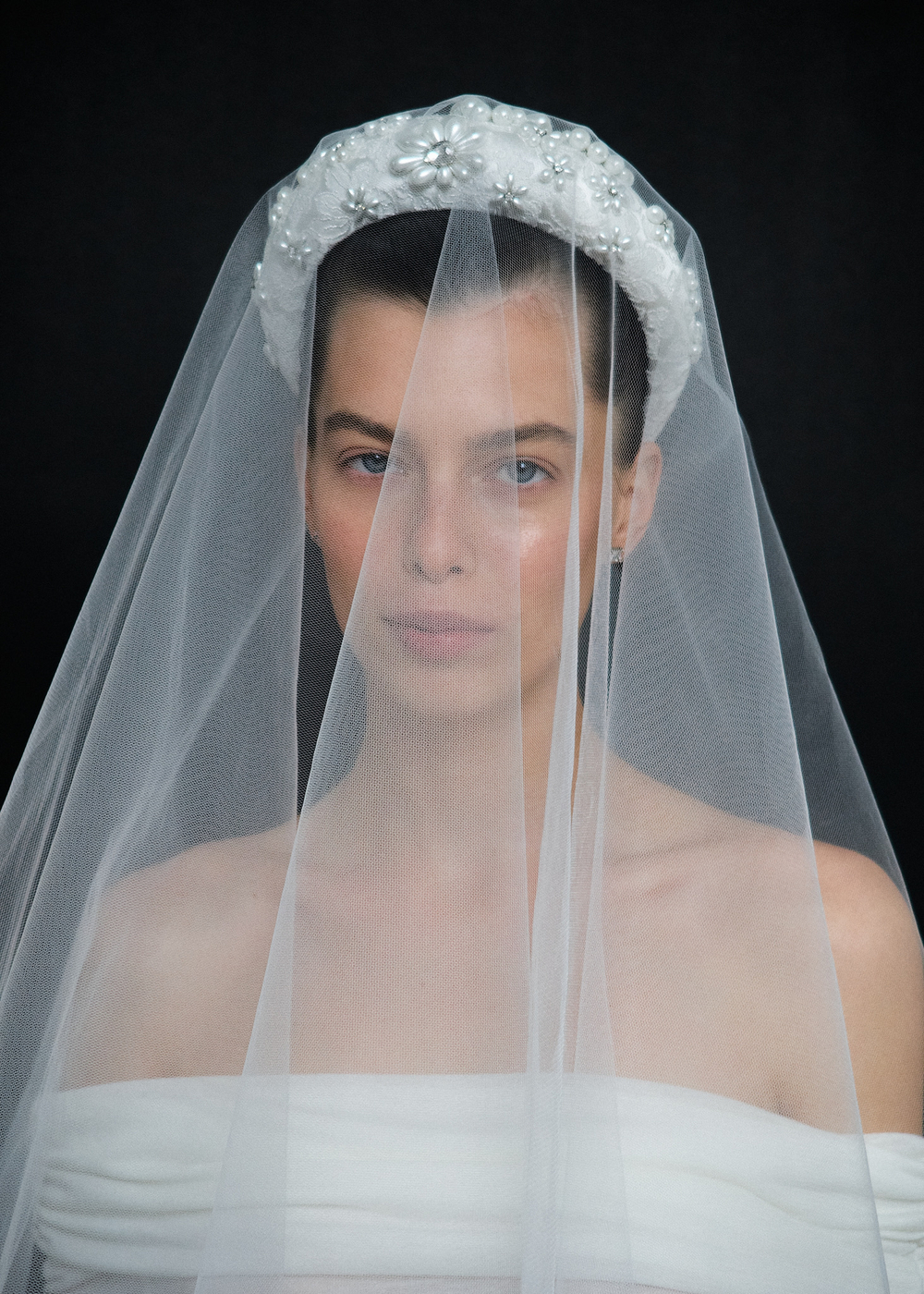 Ободок высокий с декором из жемчуга и камней