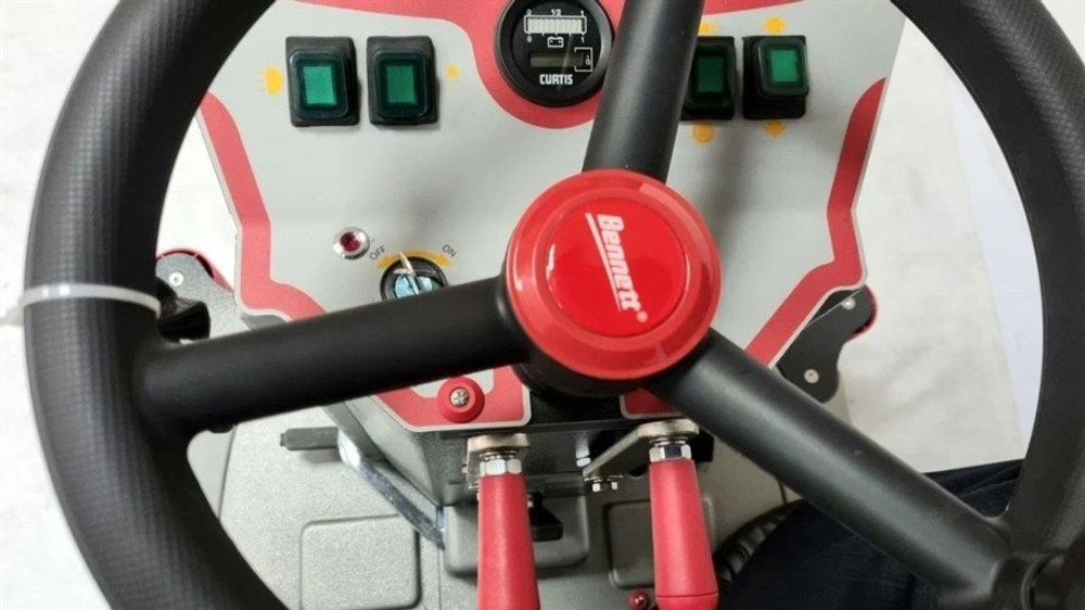 Машина подметальная Bennett Tornado 700bd (Li-ion 300A) с местом оператора BNT93020-li315