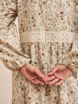 Платье с кружевными вставками