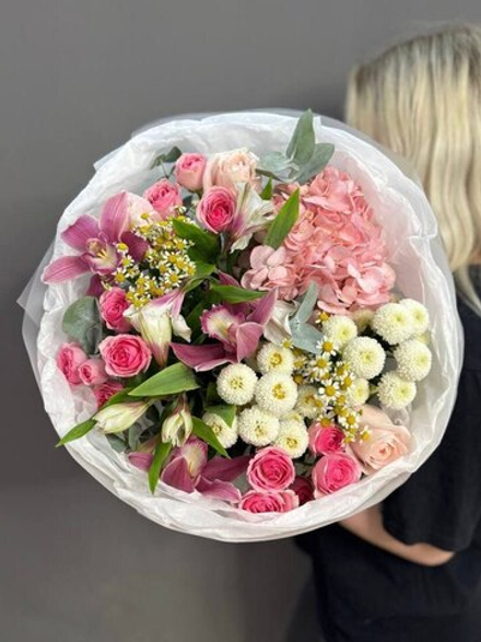 Авторский букет с розовой гортензией