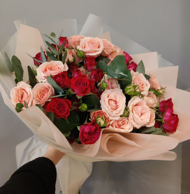 Букет-микс из кустовых роз с эвкалиптом Букет-микс из кустовых роз с эвкалиптом