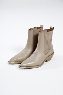 Казаки из натуральной кожи со стальным носиком AMALIA / Молочные