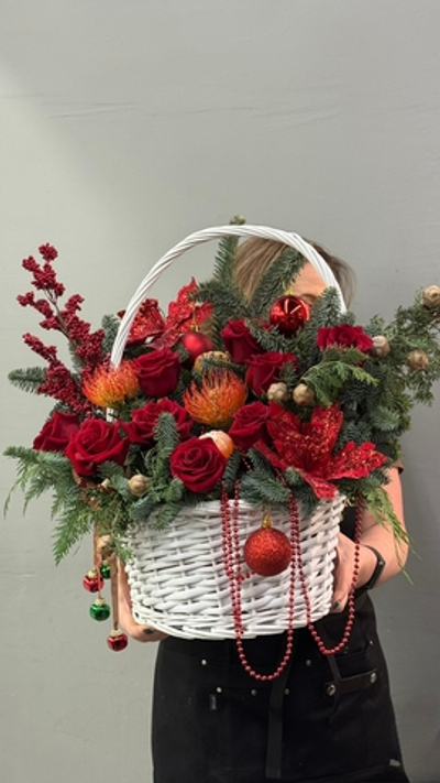 Корзина с розами и нутанами