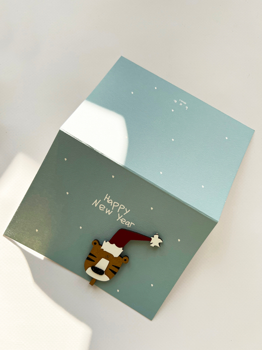 Открытка с деревянным элементом «Happy New Year» тигра в шапке, 13,5 × 9,5 см