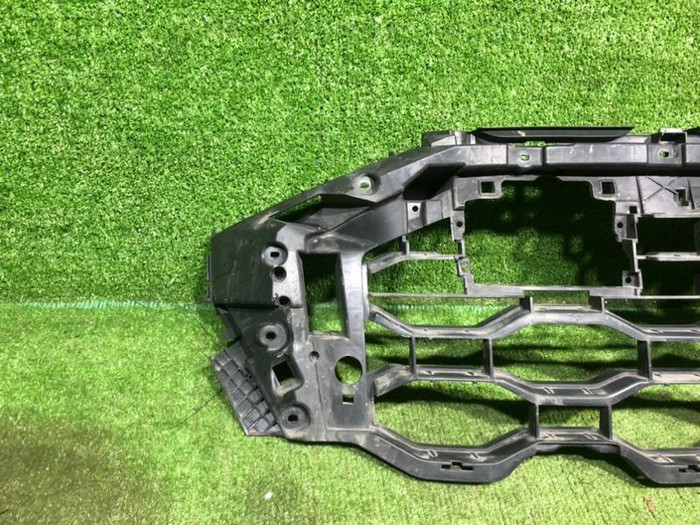 Кронштейн решетки радиатора Audi RS Q8 (2020-н.в.)