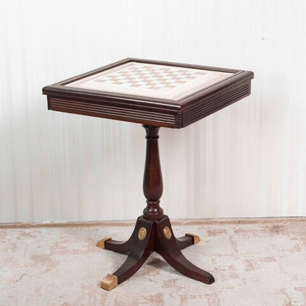 Шахматный стол с комплектом шахмат из слоновой кости