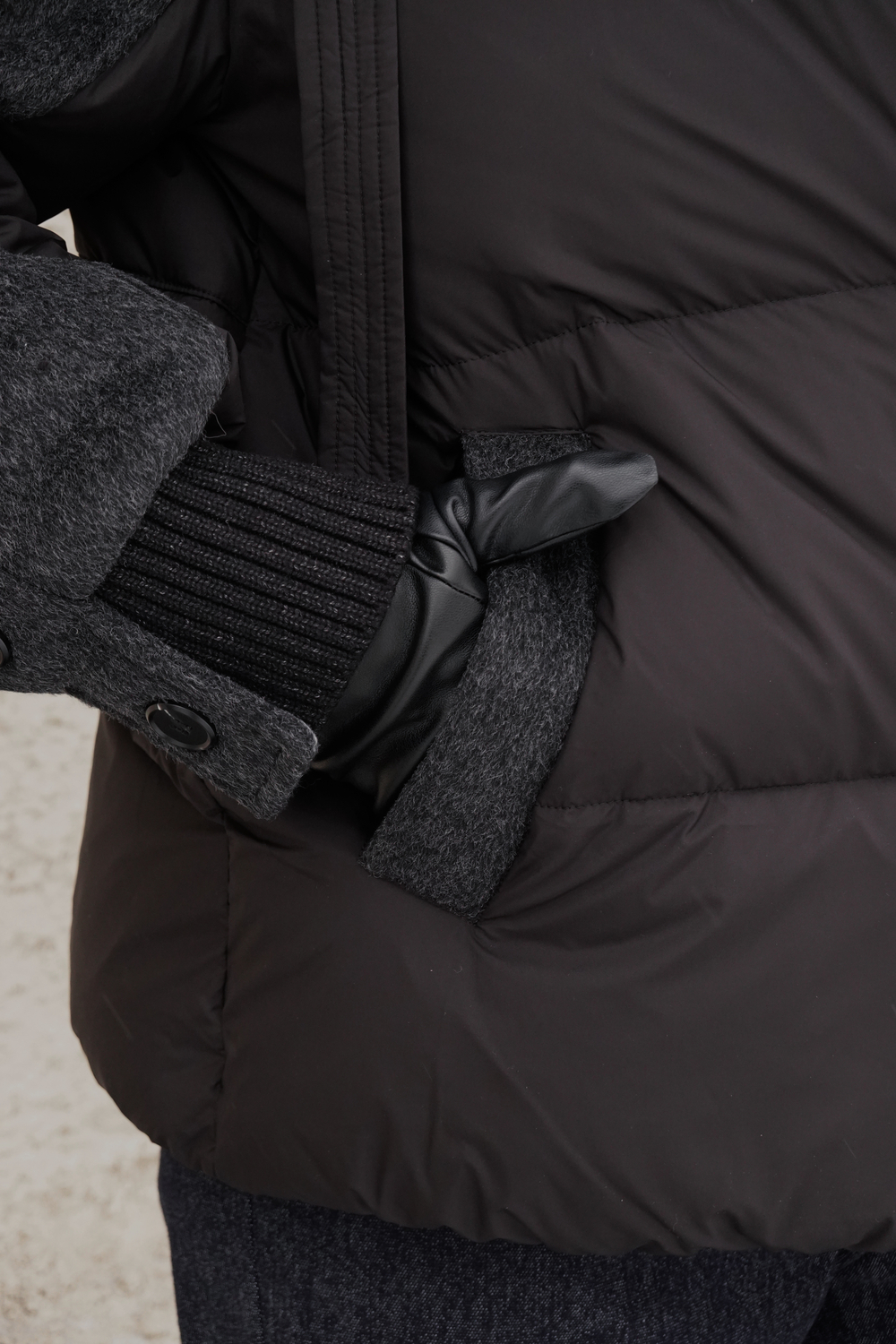 Пуховик комбинированный с мехом на капюшоне