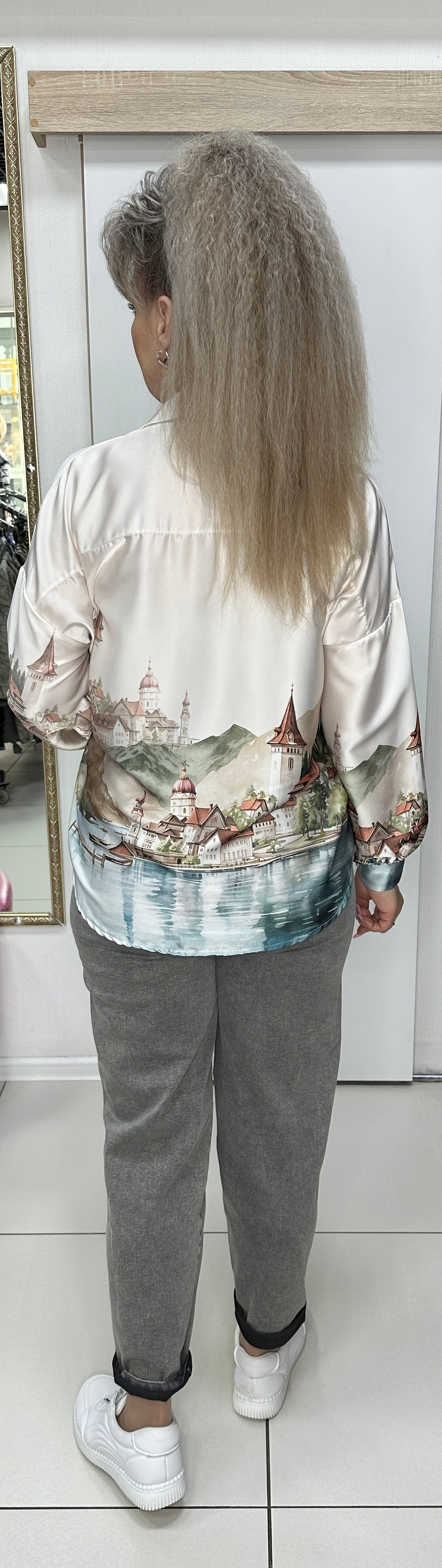 Рубашка-блузон с цветным изображением и атласным блеском