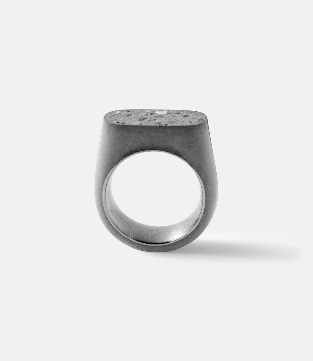 22 Studio Upright Ring Original — кольцо из бетона