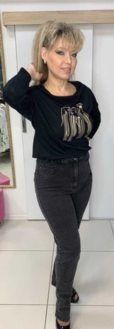 Темно-серые джинсы cо стразовым изображением