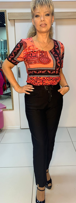 Черные брюки-штанишки на резинке со стразами