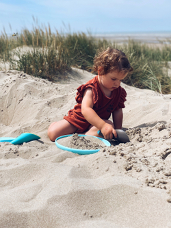 Летающий диск с ситом для песка Quut Flying disc