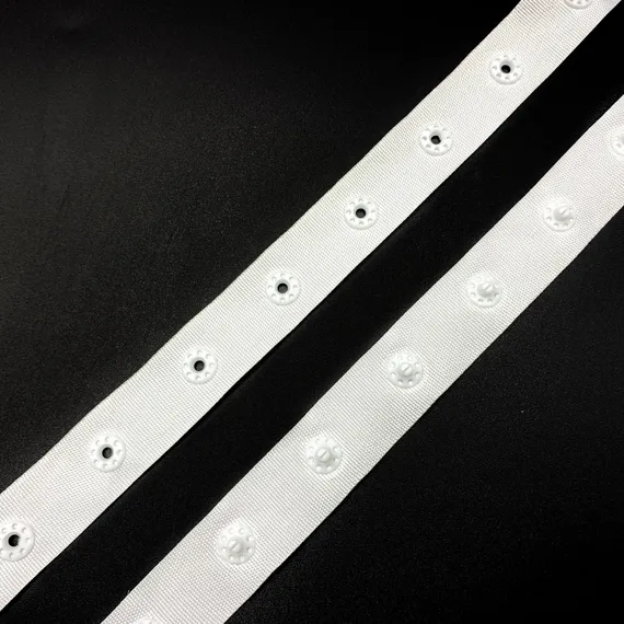 Кнопки на ленте белые, Греция