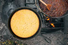 Жаровня чугунная на ножках, 31 см, 5.7 л, угольная, Lodge