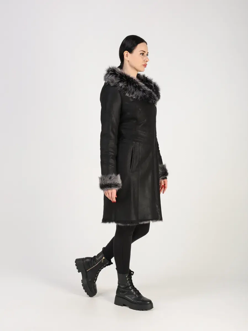 Дубленка зимняя натуральная с капюшоном