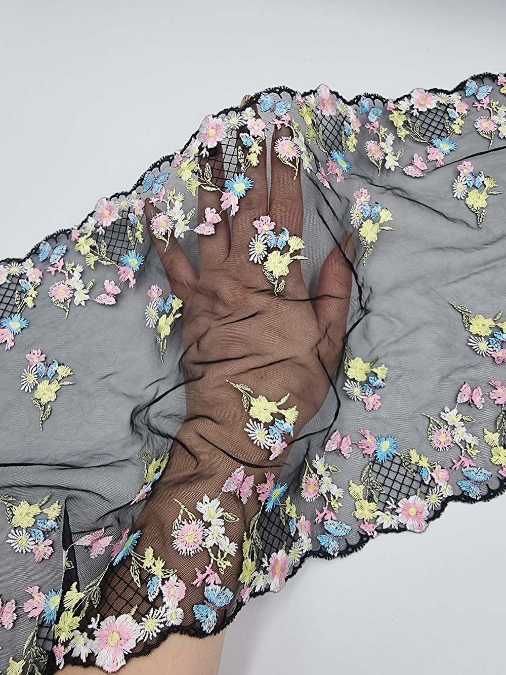 Вышивка на сетке черная/мультиколор К796 25 см