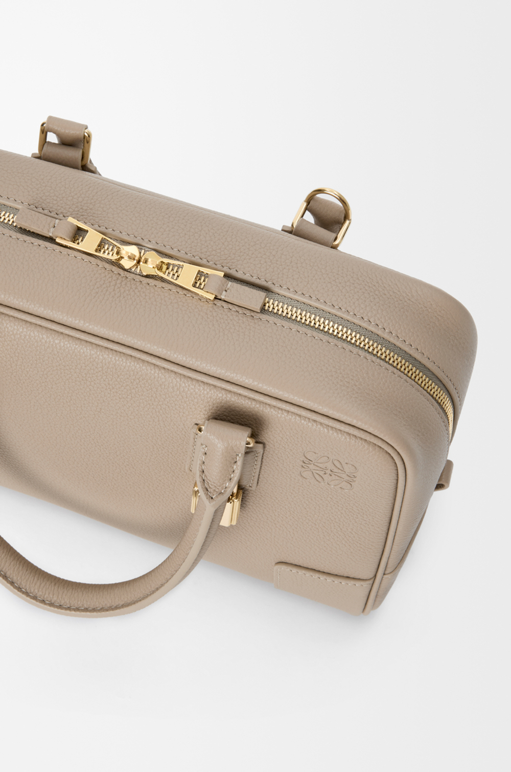 Loewe Сумка Amazona 23 из мягкой зернистой телячьей кожи, цвет глины