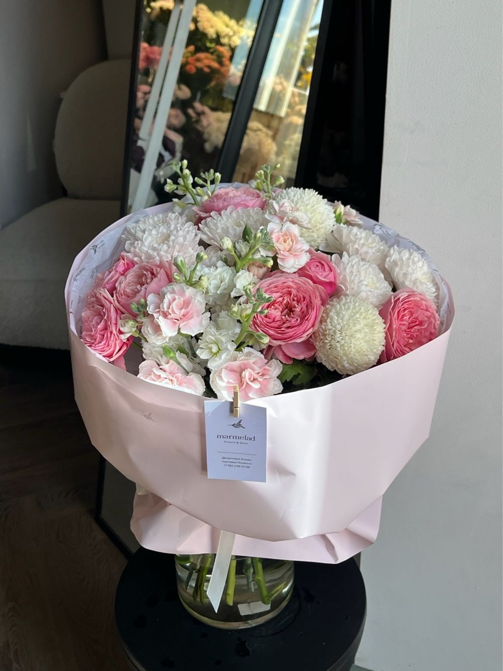 Букет из кустовых роз, кустовых диантусов, маттиолы и хризантемы