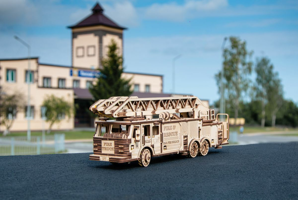 Пожарная машина выдвижной вращающейся лестницей от EWA - Fire Truck, Деревянный конструктор, сборная модель, 3D пазл