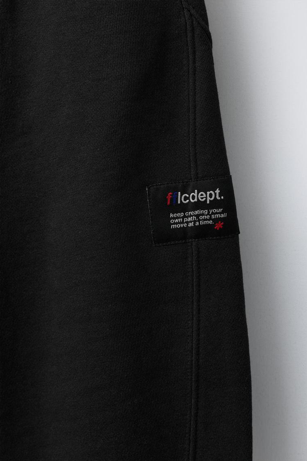 ZARA БРЮКИ BARREL ИЗ МЯГКОЙ ТКАНИ С НАШИВКОЙ, ЧЕРНЫЙ