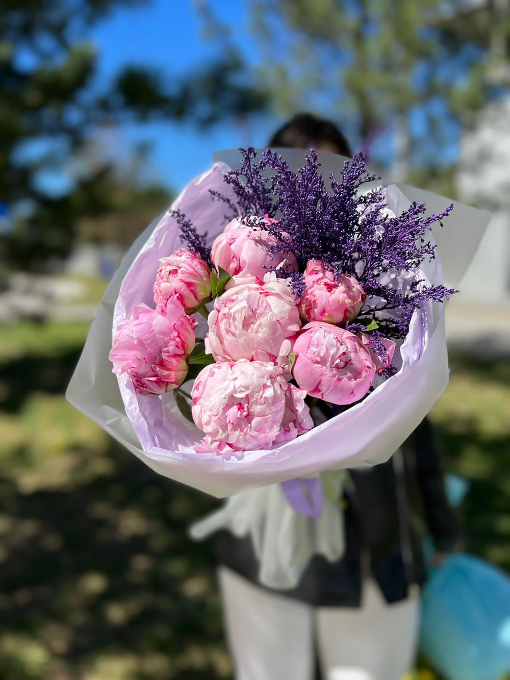 Букет из 7 пионов с солидаго