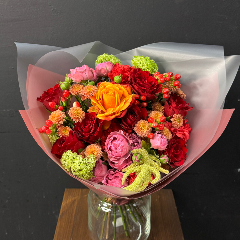 Букет из микса роз, сантини и диантусов, украшенный амарантом