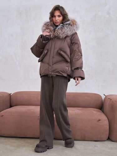 Укороченный коричневый пуховик с отделкой из меха лисы